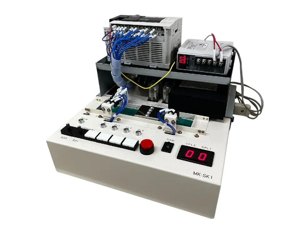 PLC制御盤とラダープログラム装置例