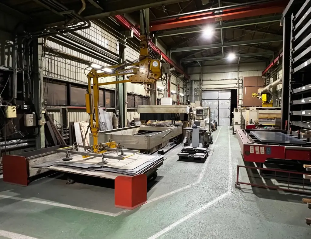 三菱レーザー切断機による金属板の高精度切断設備