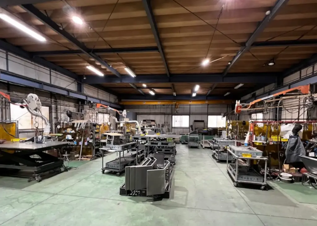 溶接から仕上げ作業までを行う広い工場フロア設備