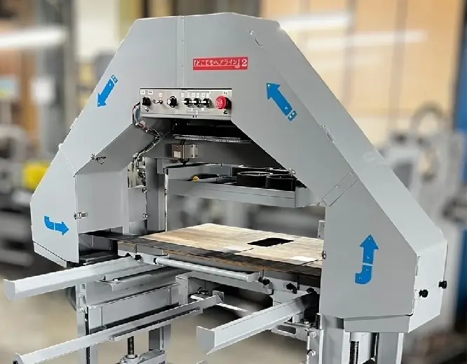 ステンレスや金属板の表面を研磨加工するヘアライン加工機設備