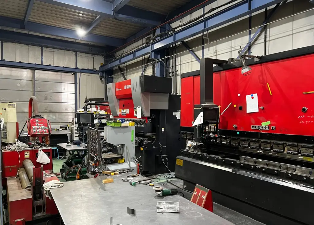 アマダブレーキによる金属曲げ加工設備