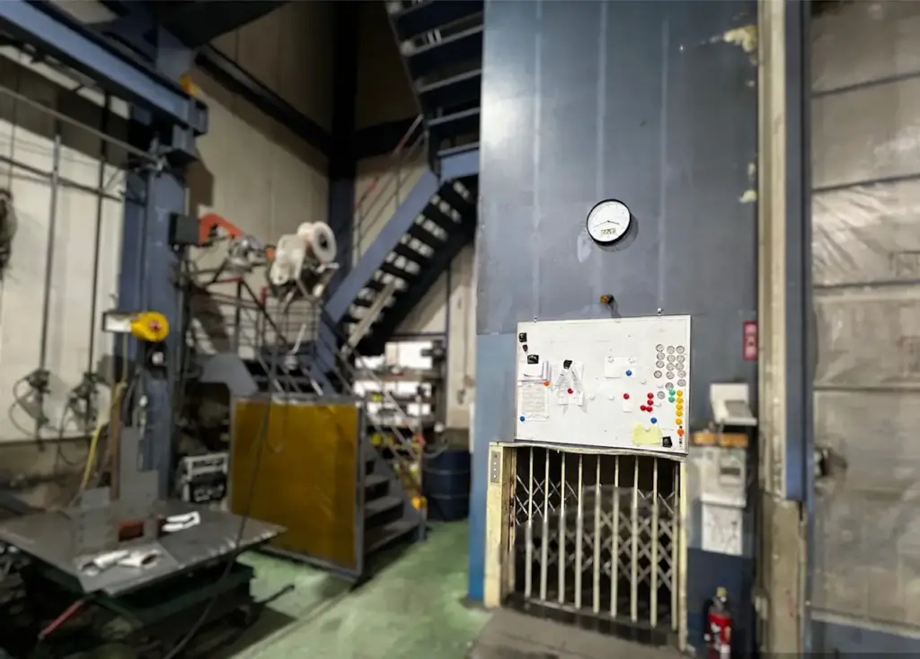 重量部品や資材搬送に使用する工場内エレベーター設備